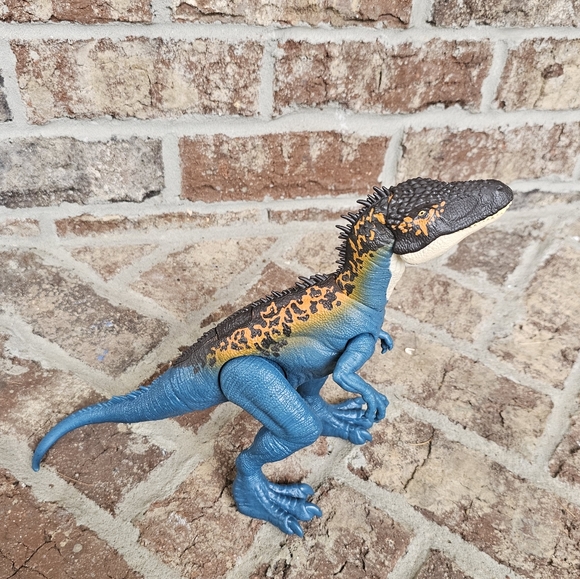 Jurassic World Mega Destroyer Blue Carcharodontosaurus - Picture 2 of 7